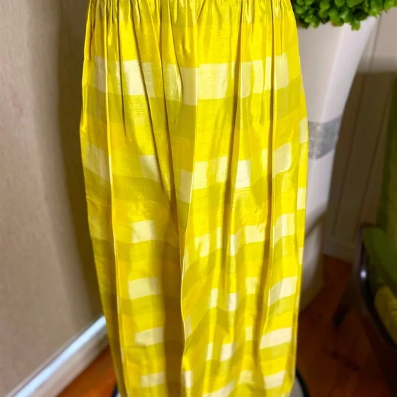 Stunning silk dress, best fit a size 8 to 10. - Picture 4 of 9